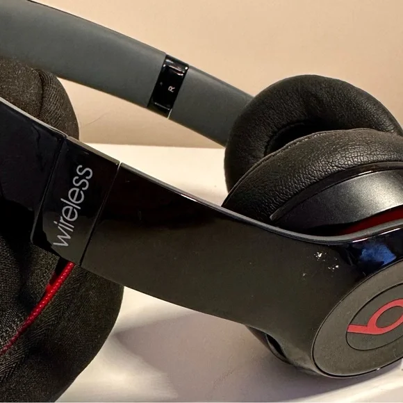 Beats by Dre Solo Wired or Wireless Over-Ear Headphones - Picture 3 of 9